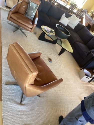 Professional residential rug cleaning service in a home living area, focusing on deep soil removal and material refreshment to improve indoor cleanliness and restore rug texture.